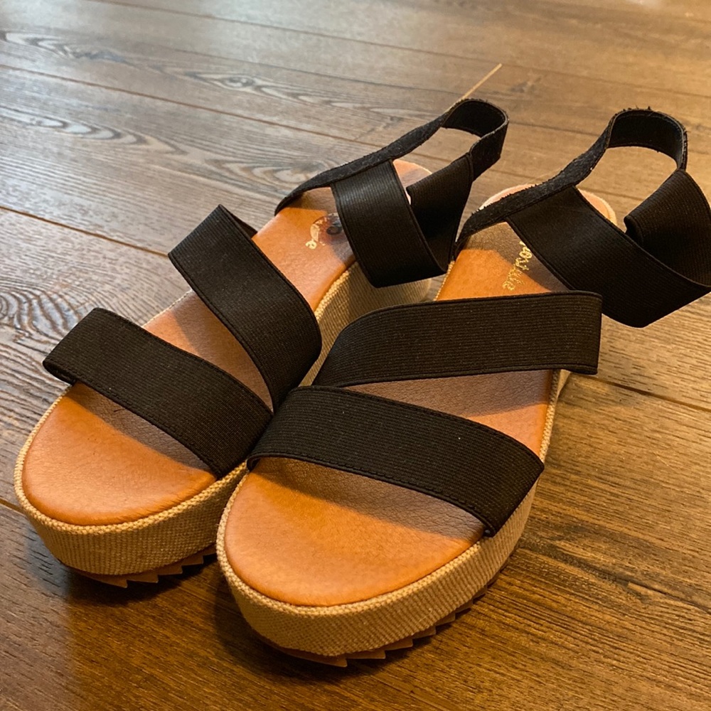 Black platformed wedges